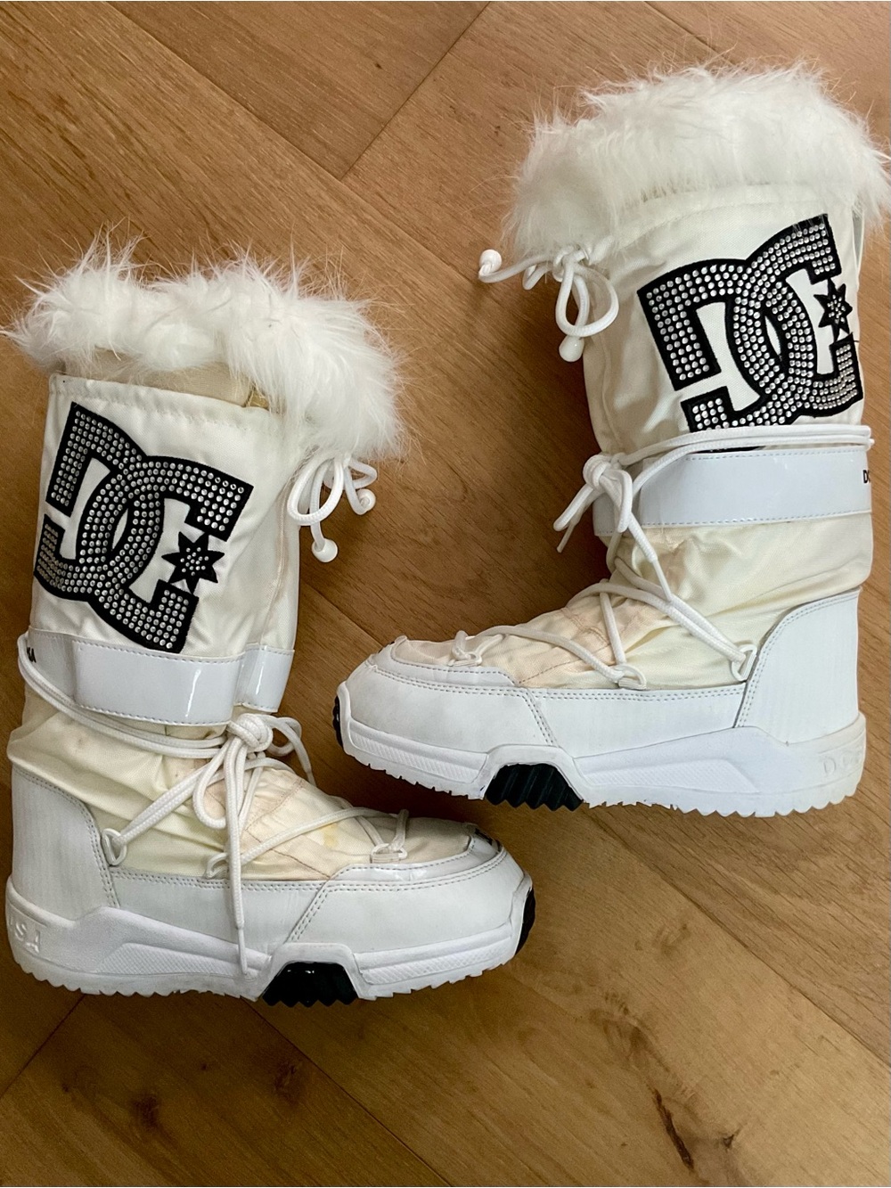 RARE VTG Y2K DC Shoes Rhinestone Faux Fur Snow Moon Boots White Small 5/6 Bling
